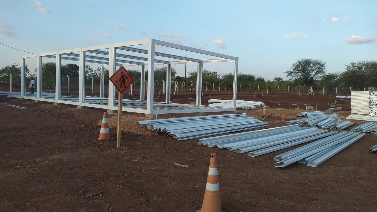 Estrutura em aço galvanizado durante montagem